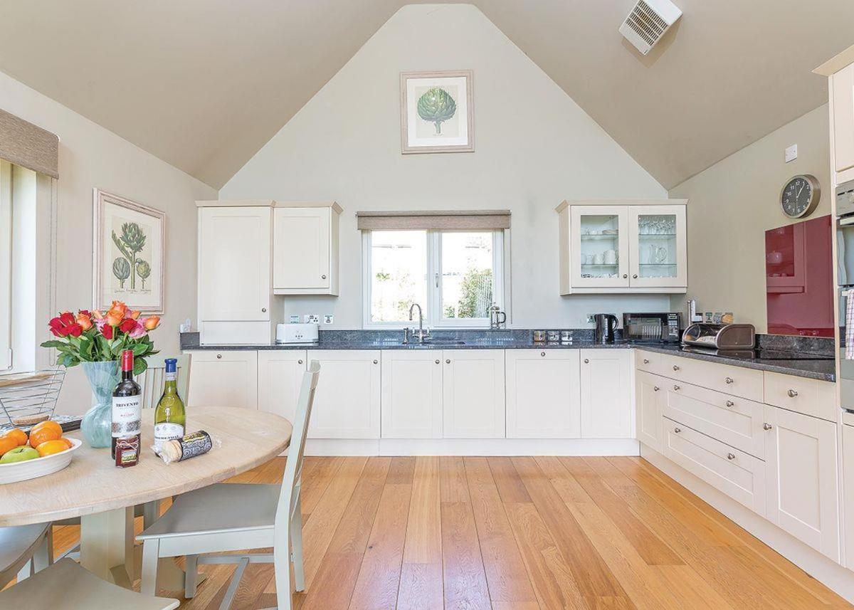 Swandown Lodges Chard Exteriör bild